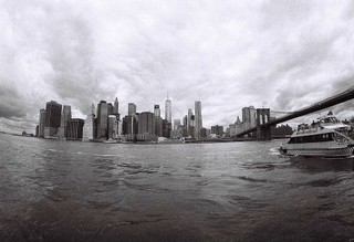 Manhattan vue du Ferry, photo argentique, noir et blanc