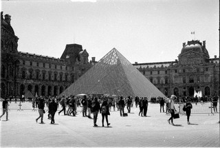 Pyramide du Louvres, Photo argentique, noir et blanc, Paris
